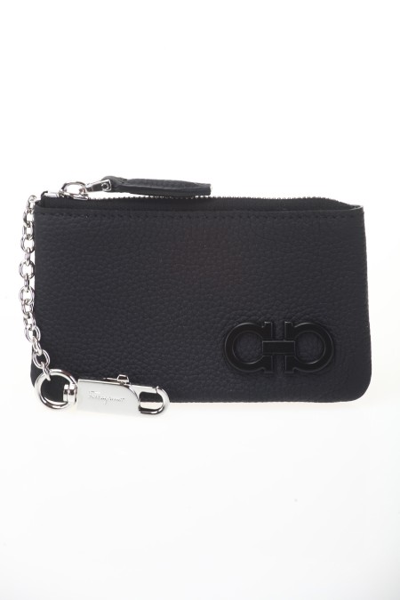 Shop SALVATORE FERRAGAMO  Keyrings: Salvatore Ferragamo key holder in calfskin, with a natural grain.
Zip pocket.
Internal hook.
Gancini logo in palladium finish on the front side.
Dimensions: Height 7cm Length 12cm Depth 1.5cm.
Composition: 100% calf leather.
Made in Italy.. 661128 GANCIO-001758062